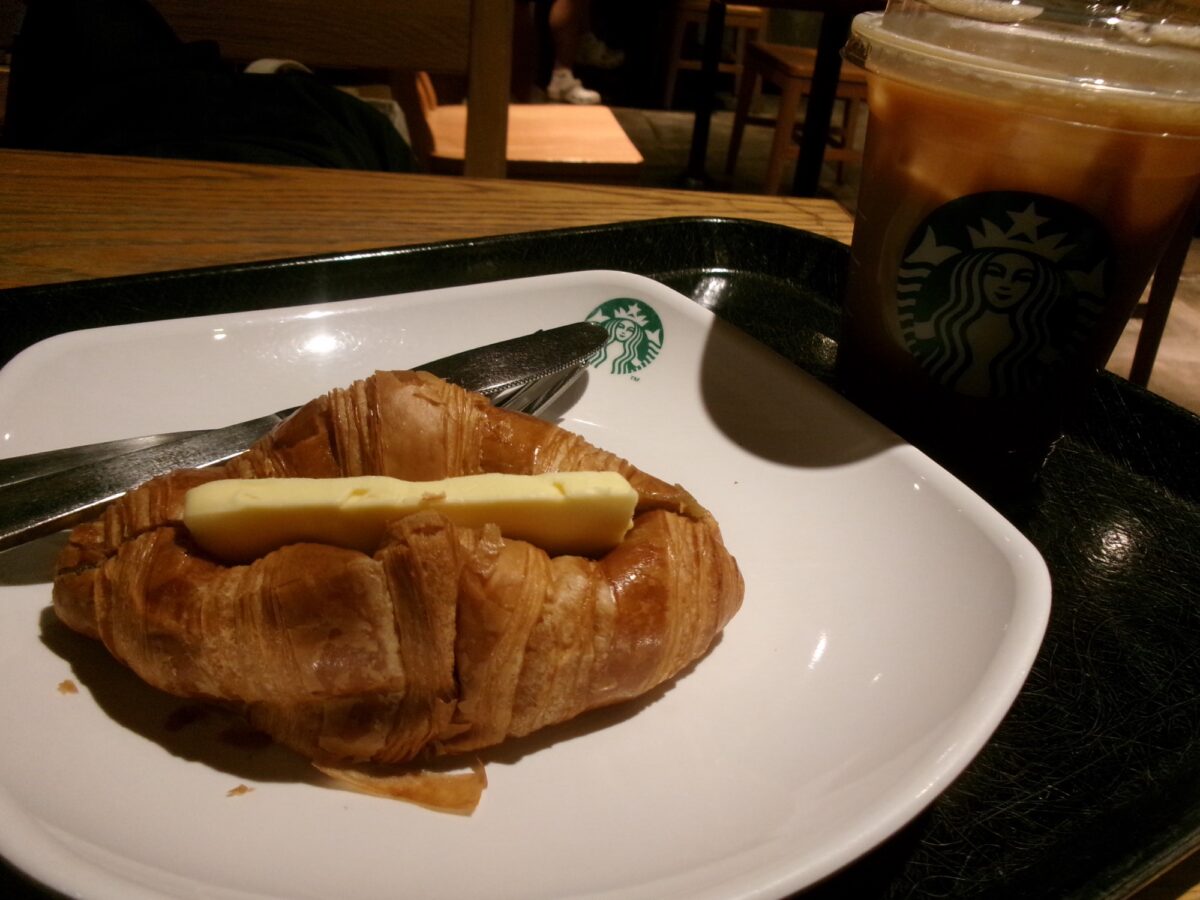 シンガポールのスタバのKopi Siew Daiとカヤバタークロワッサン